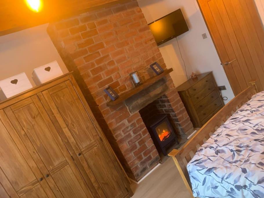 Quaint 1 Bedroom Cottage In Pudsey, Leeds ภายนอก รูปภาพ